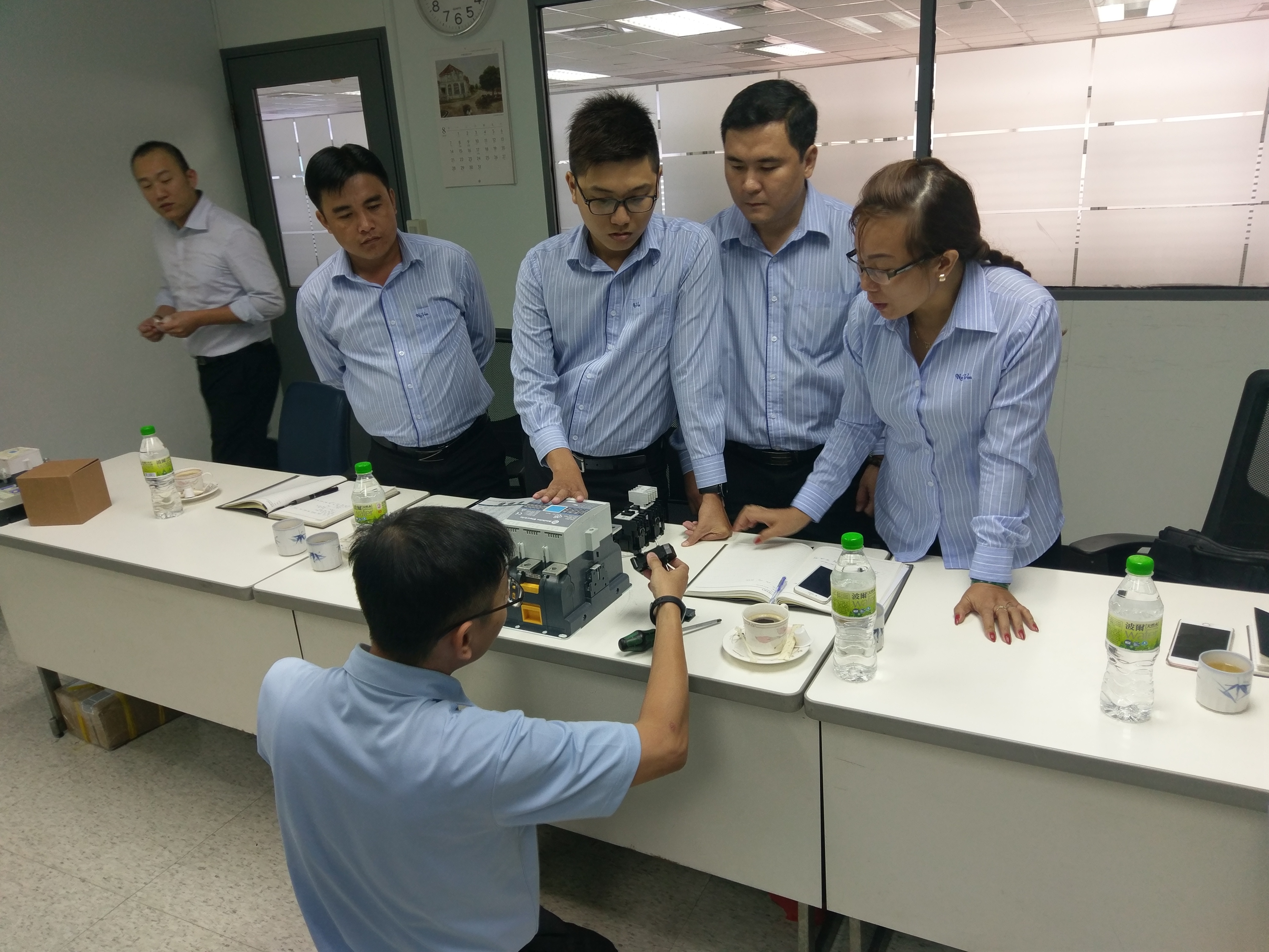 Clientes do Vietnã visitam Shihlin Electric