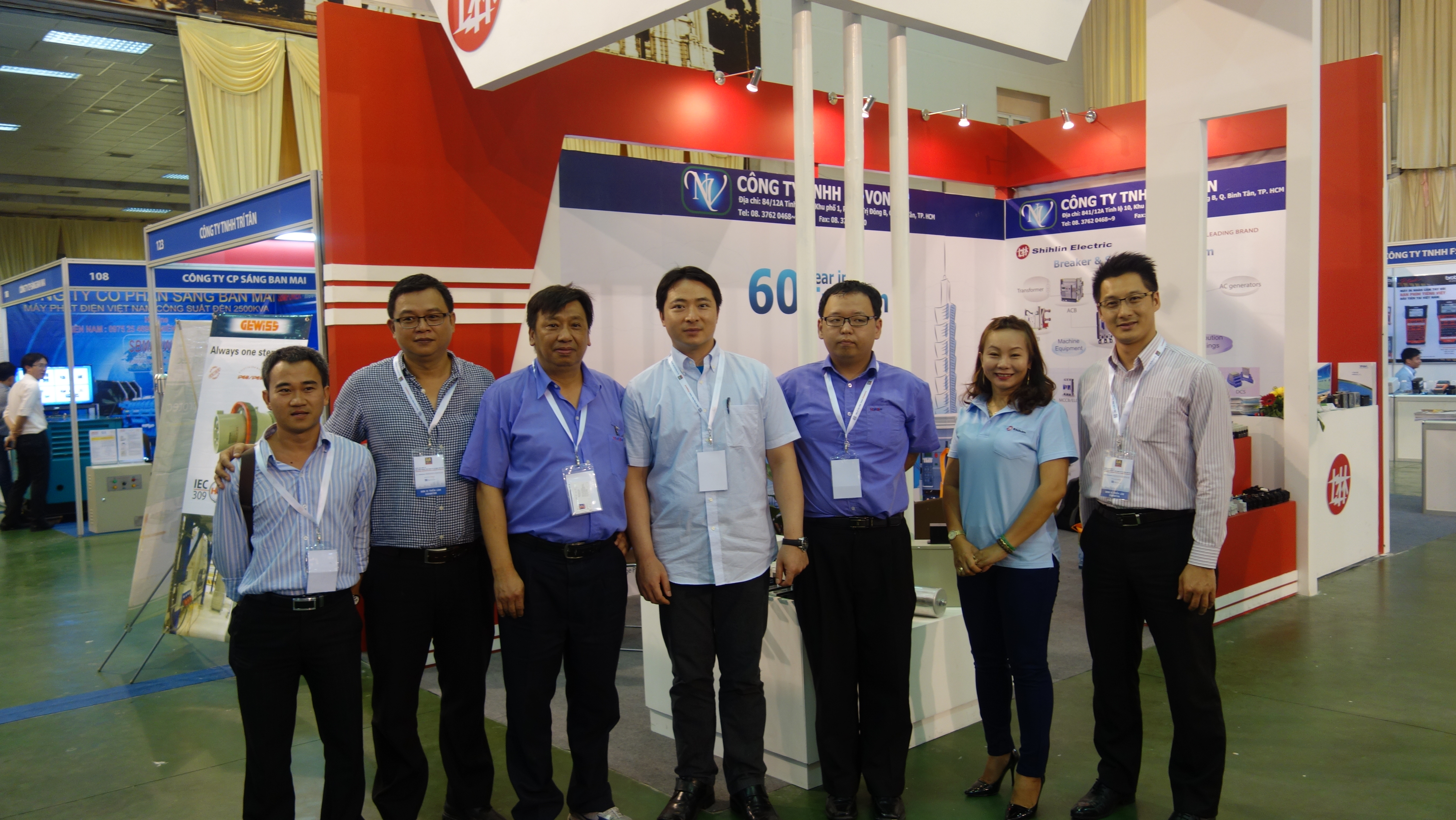 Сотрудники 'Shihlin Electric' на выставке Electric &amp; Automation Vietnam 2015