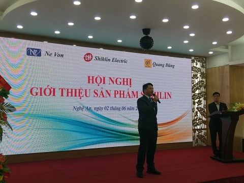 Presentasi oleh Direktur Vincent Wu